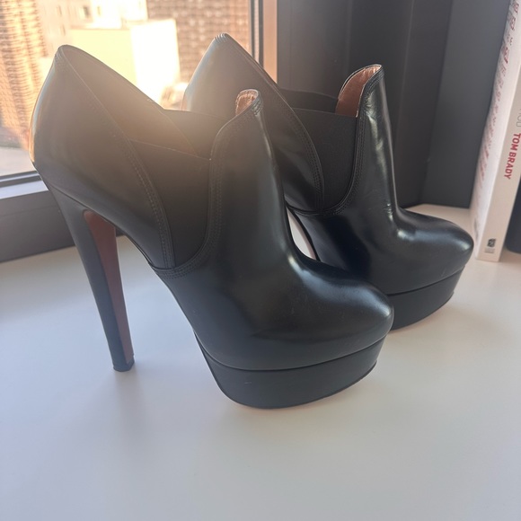 Alaia Black Leather and Elastic Panel Ankle Boots Size 38.5 - Picture 2 of 7